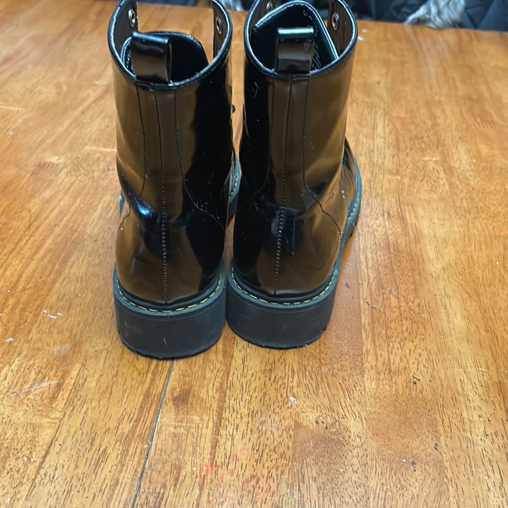 Black divided boots